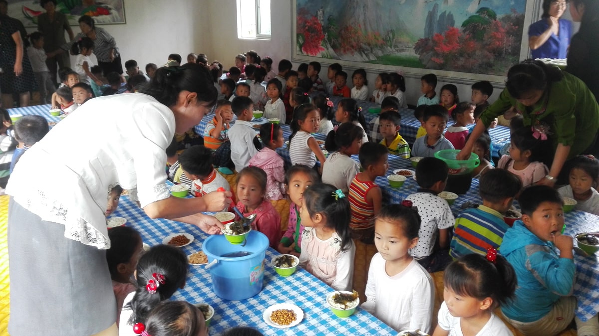 Distribution of lunch. City of Ryongchon's nursery school